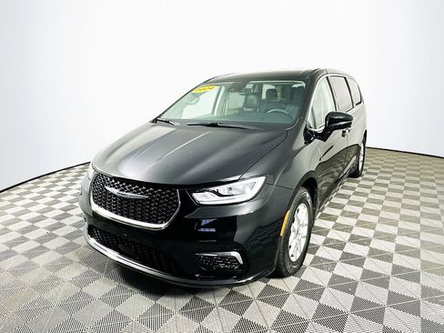 Certified 2024 Chrysler Pacifica Touring-L image 5