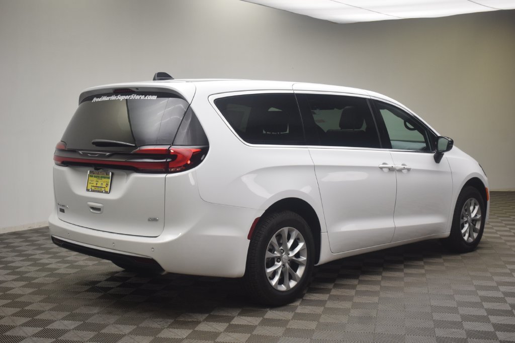 New 2027 Chrysler Pacifica Select w/ Family Tech Group AWD/4WD image 6