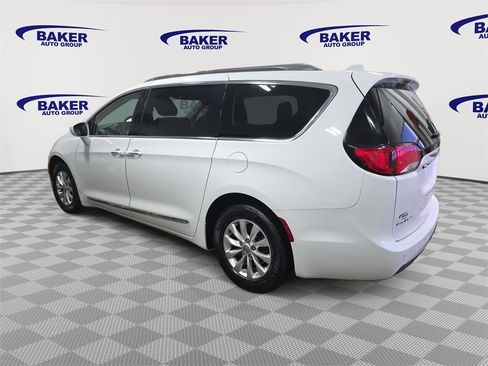 Used 2018 Chrysler Pacifica Touring-L image 7
