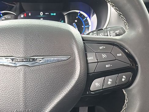 Used 2024 Chrysler Pacifica Select image 28