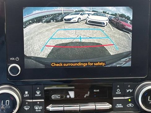 Used 2023 Toyota Highlander XLE FWD image 32