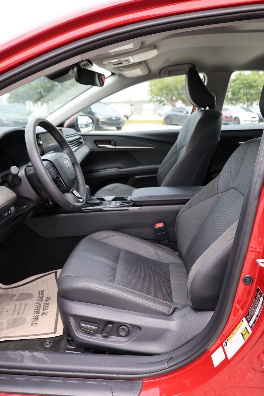 Used 2025 Toyota Camry XLE FWD image 12