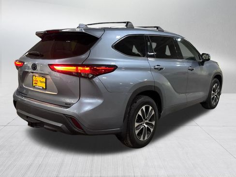 Used 2021 Toyota Highlander XLE AWD/4WD image 6