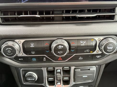Used 2024 Jeep Wrangler Unlimited AWD/4WD image 17