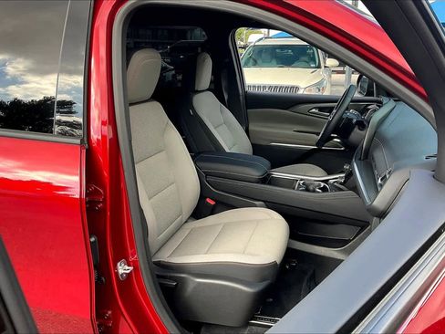 Used 2025 Chevrolet Traverse LT FWD image 8