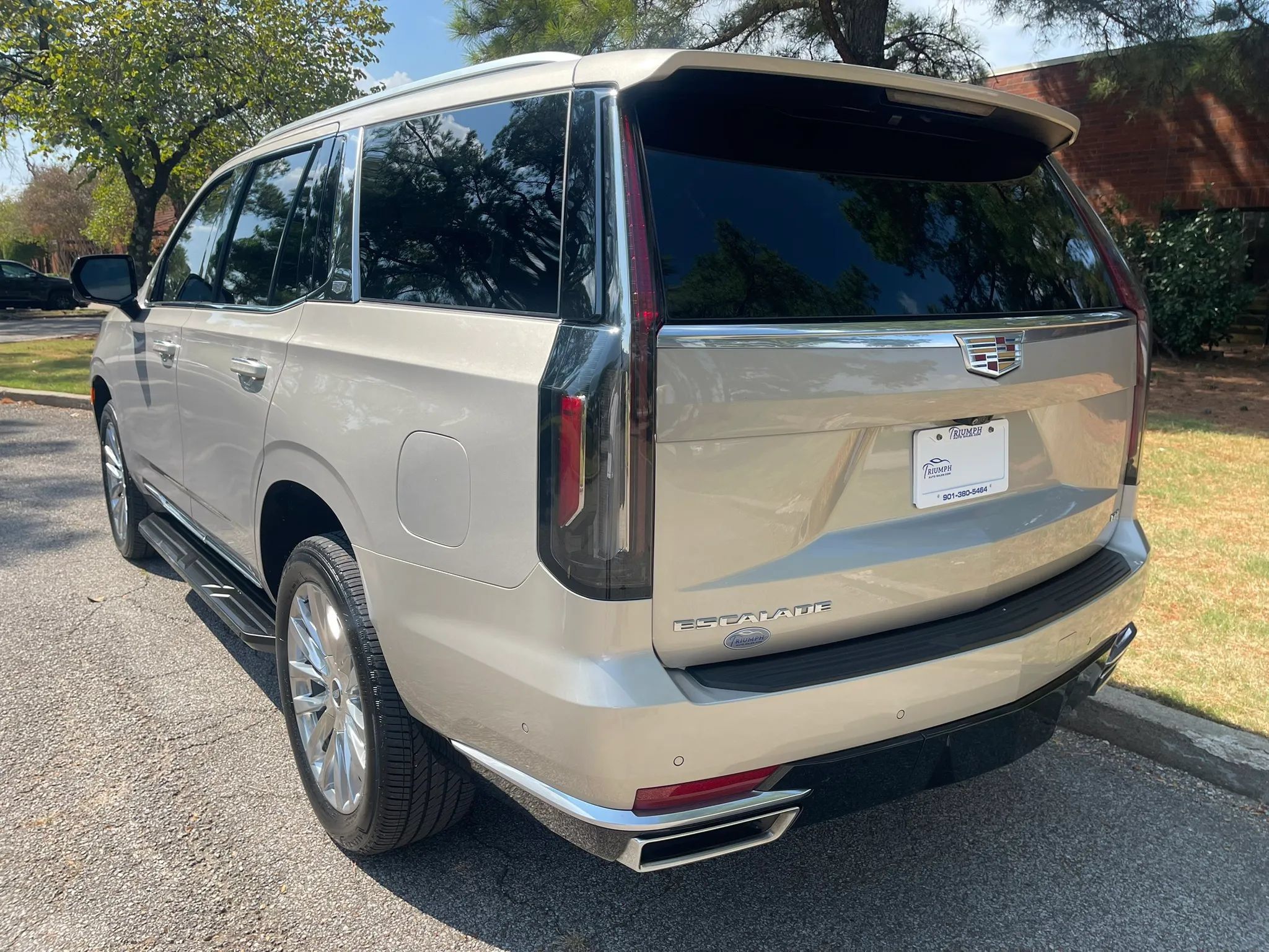 Used 2023 Cadillac Escalade Premium Luxury AWD/4WD image 3