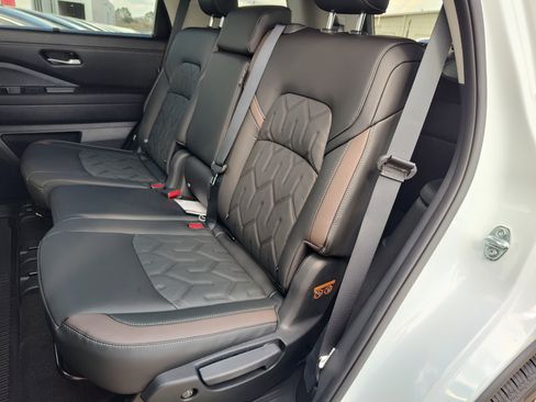 New 2026 Nissan Pathfinder Platinum image 15