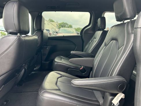 Used 2025 Chrysler Pacifica Select FWD image 19