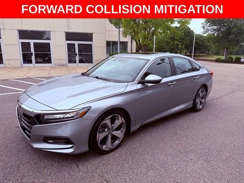 Used 2018 Honda Accord Touring image 3