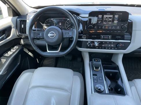 Used 2023 Nissan Pathfinder SL AWD/4WD image 10