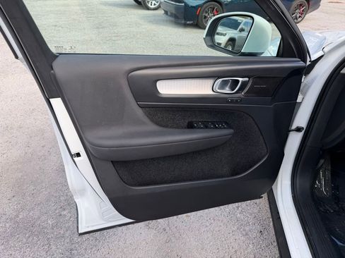 Used 2022 Volvo XC40 T5 Momentum image 13