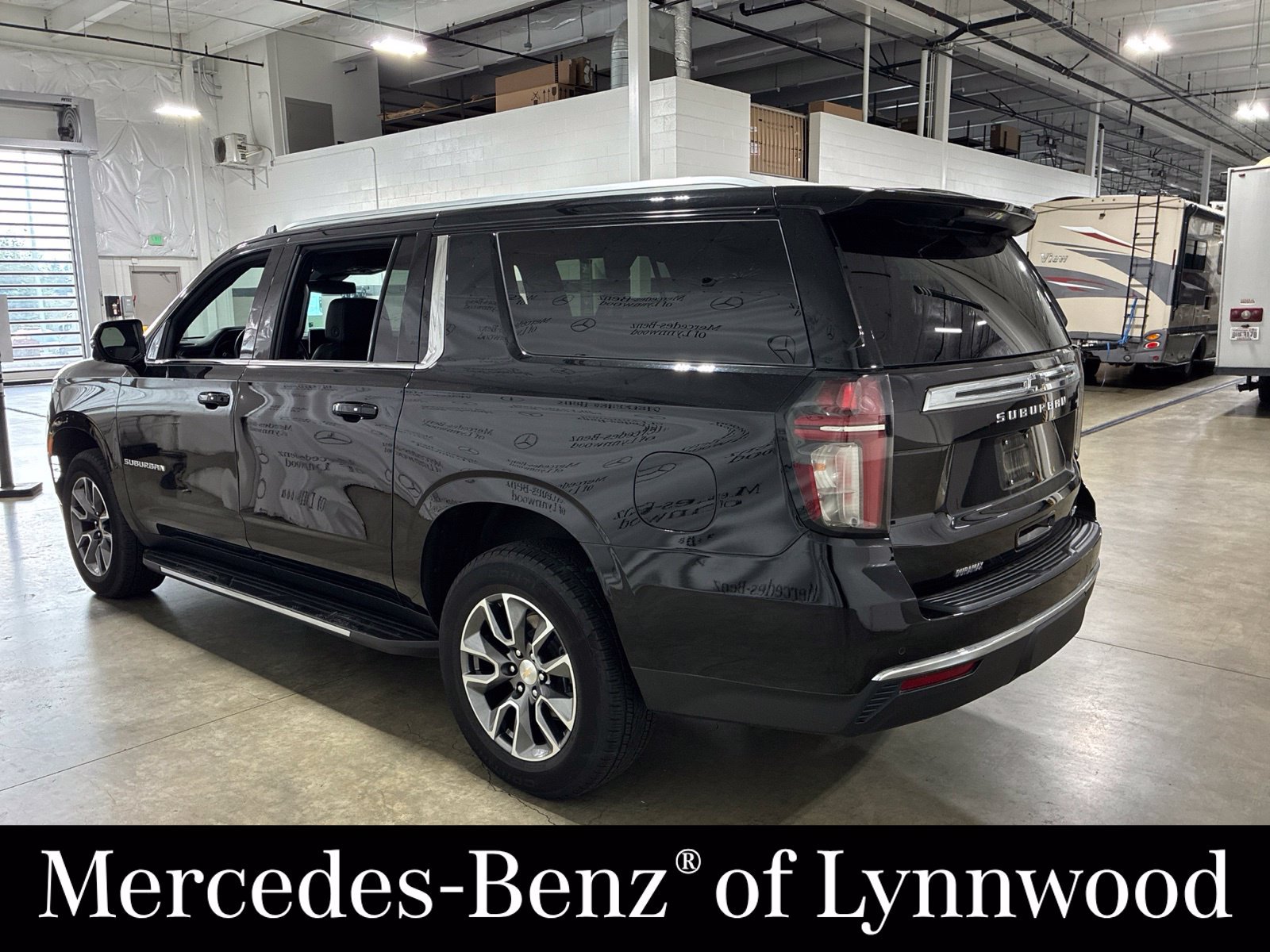 Used 2024 Chevrolet Suburban LT w/ Luxury Package AWD/4WD image 3