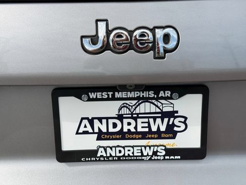 Used 2019 Jeep Cherokee Latitude Plus w/ Comfort/Convenience Group FWD image 12