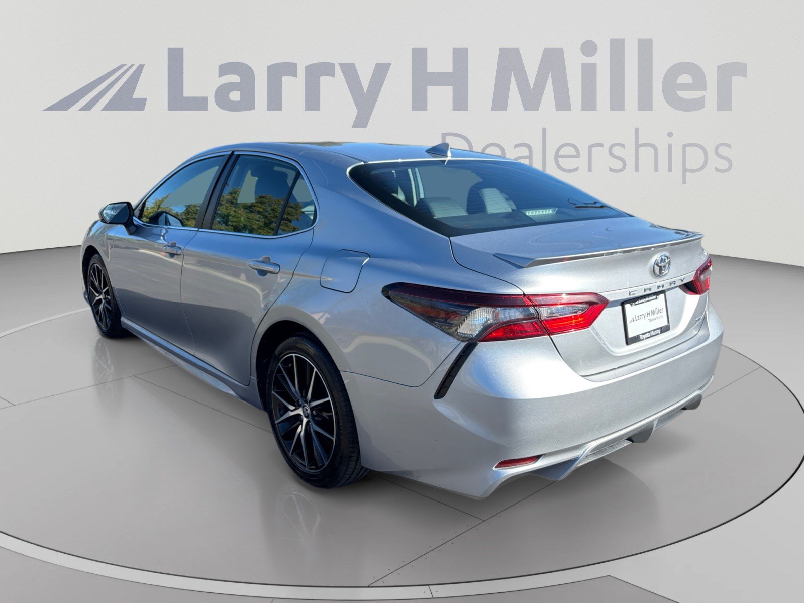 Used 2024 Toyota Camry SE FWD image 3