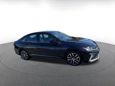 Used 2025 Volkswagen Jetta SE image 2