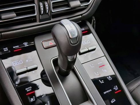 Used 2026 Porsche Macan AWD/4WD image 17