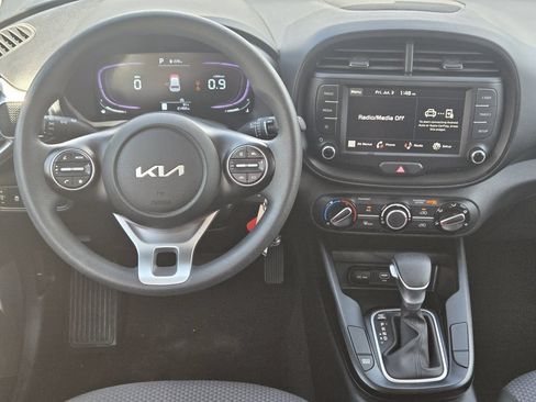 Used 2025 Kia Soul LX w/ LX Technology Package FWD image 10