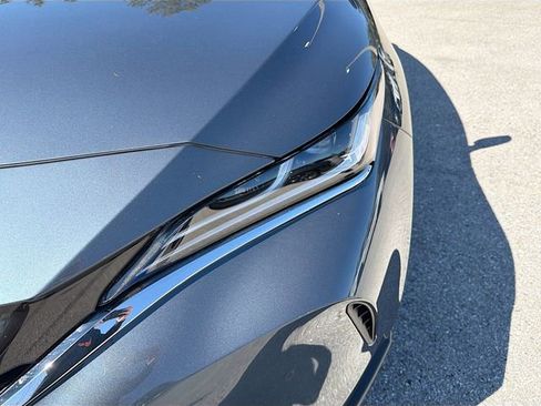 Used 2023 Toyota Venza XLE image 9