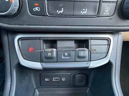 Used 2024 GMC Terrain SLE AWD/4WD image 33