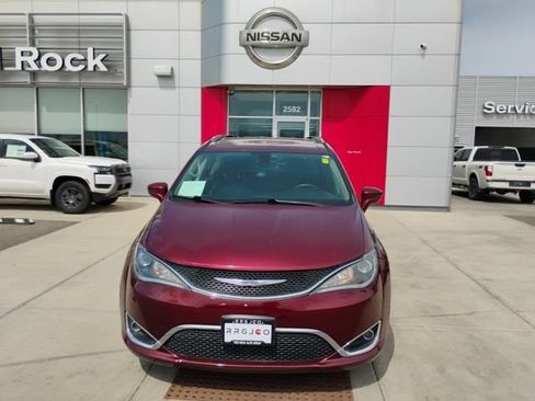 Used 2019 Chrysler Pacifica Touring-L FWD image 2
