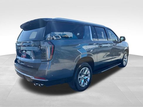 Used 2025 Chevrolet Suburban Premier AWD/4WD image 6