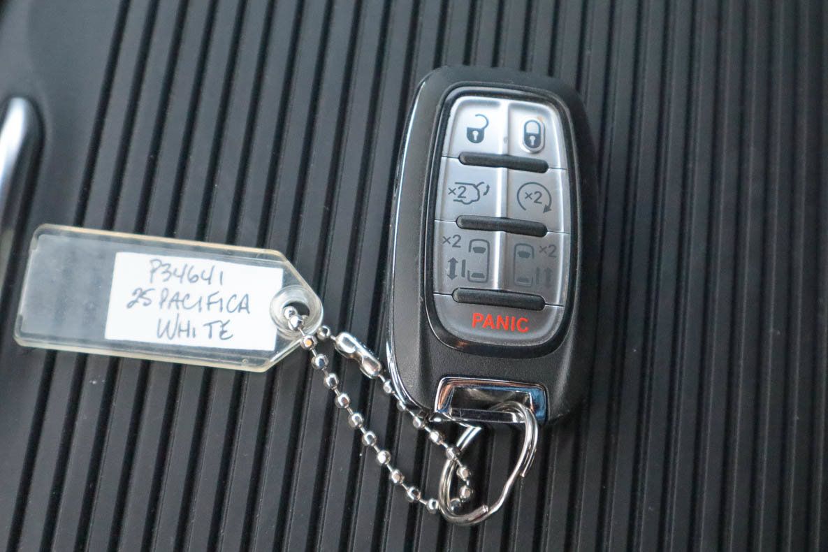 Used 2025 Chrysler Pacifica Limited FWD image 34