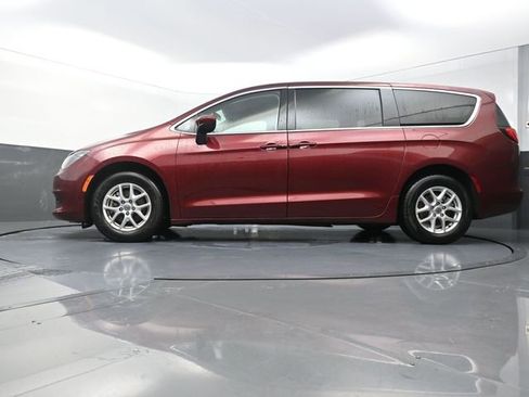 Used 2022 Chrysler Voyager LX FWD image 44