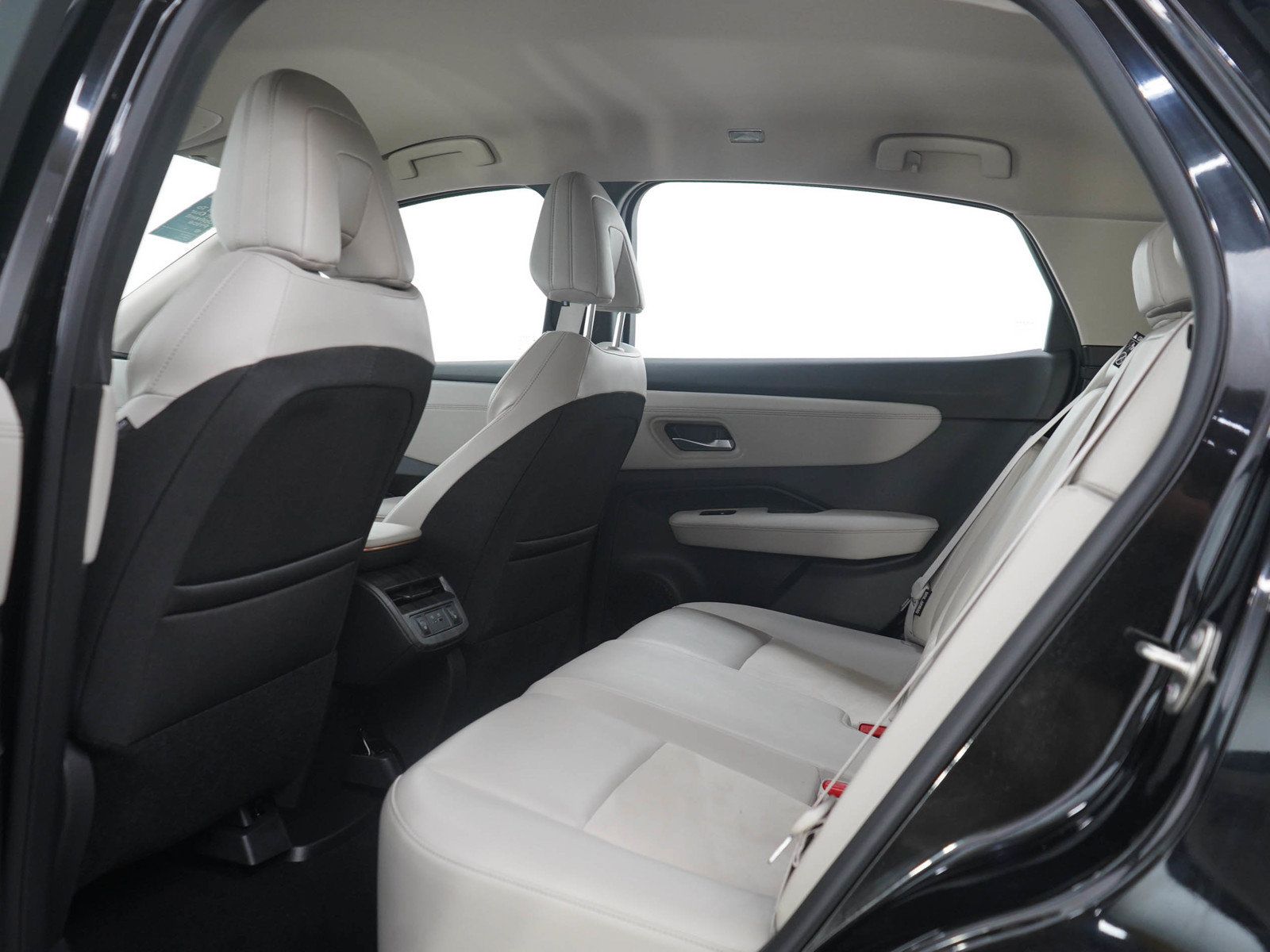 Used 2023 Nissan Ariya AWD image 18