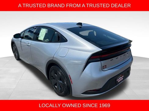 Used 2026 Toyota Prius LE FWD image 3