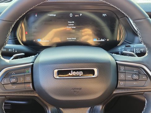 Used 2025 Jeep Grand Cherokee Altitude AWD/4WD image 9