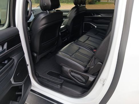 Used 2024 Jeep Wagoneer L 4WD image 26