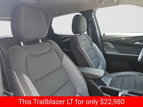 Used 2025 Chevrolet TrailBlazer LT AWD/4WD image 18
