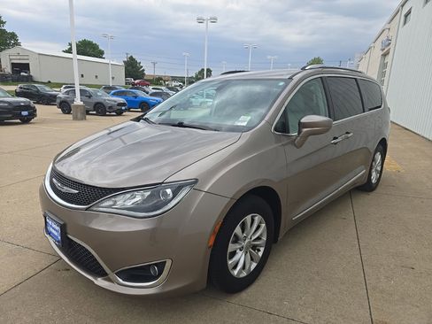 Used 2018 Chrysler Pacifica Touring-L FWD image 4