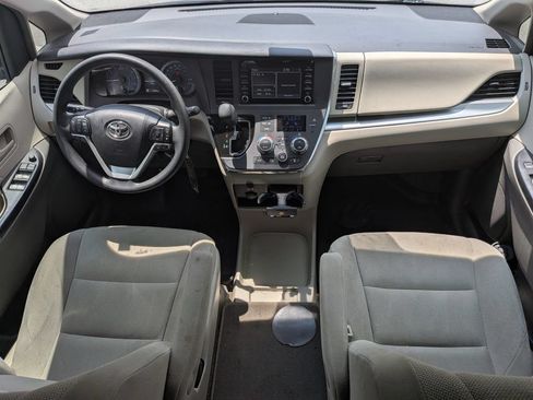 Used 2018 Toyota Sienna L FWD image 24