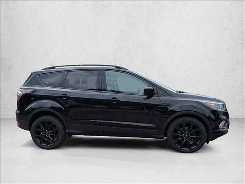 Used 2017 Ford Escape SE w/ SE Sport Appearance Package FWD image 4