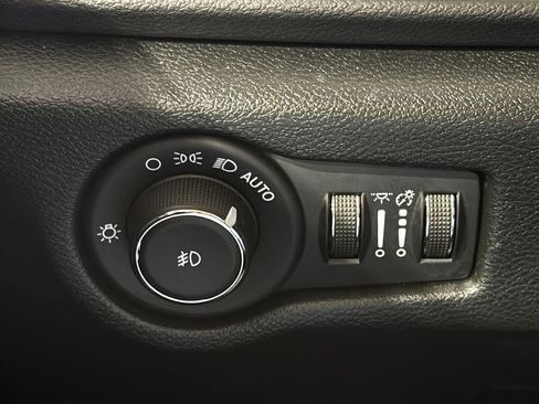 Used 2025 Chrysler Pacifica Select FWD image 37