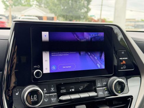 Used 2023 Toyota Highlander XLE AWD/4WD image 3