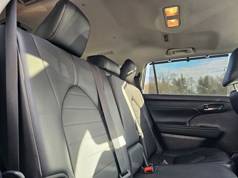 Used 2021 Toyota Highlander XLE image 11