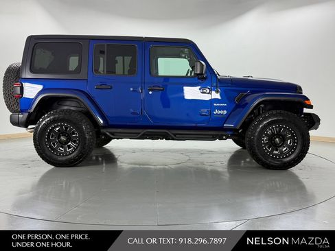 Used 2018 Jeep Wrangler Unlimited Sahara AWD/4WD image 5