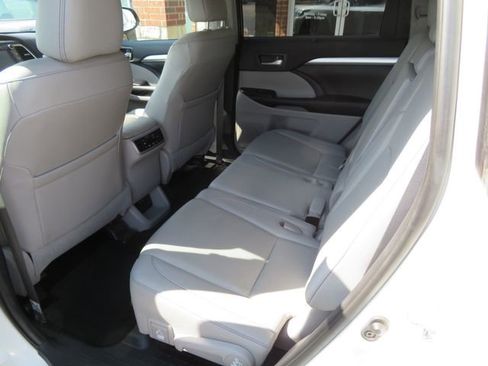 Used 2019 Toyota Highlander XLE image 18