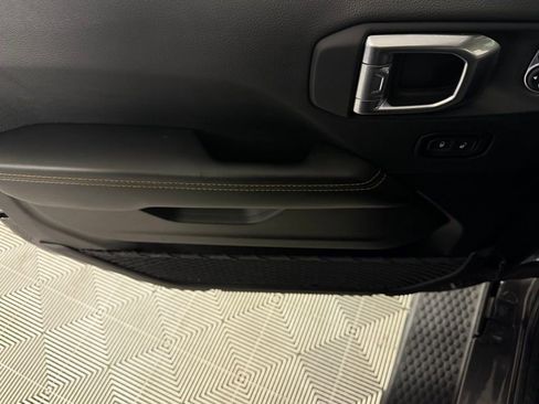 Used 2025 Jeep Wrangler Unlimited Sahara image 21