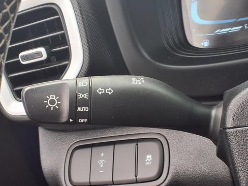 Used 2024 Hyundai Venue Limited FWD image 13