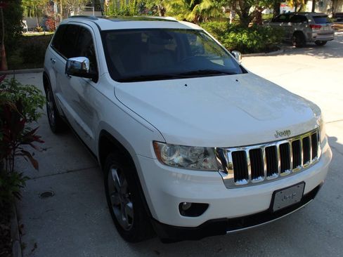 Used 2011 Jeep Grand Cherokee Limited w/ Trailer Tow Group IV AWD/4WD image 3