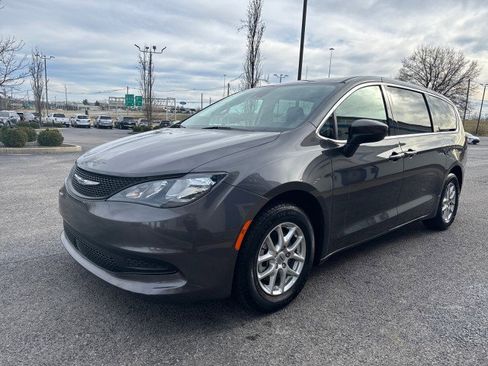 Used 2023 Chrysler Voyager LX image 14