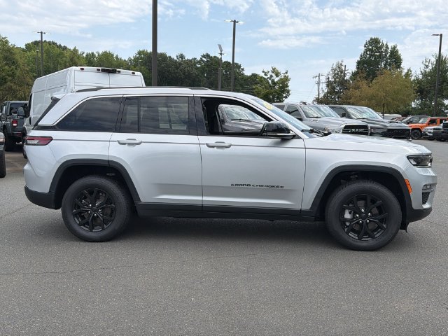 Used 2022 Jeep Grand Cherokee Limited AWD/4WD image 14