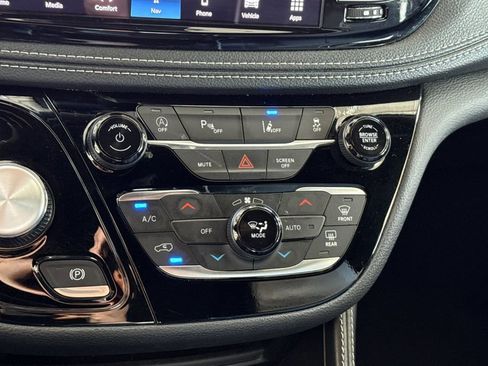 Used 2025 Chrysler Pacifica Limited FWD image 31