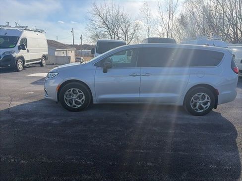 Used 2024 Chrysler Pacifica Limited w/ Uconnect Theater Family Group image 2