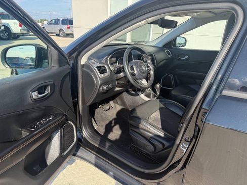 Used 2019 Jeep Compass Latitude FWD image 9