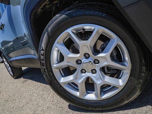 Used 2017 Jeep Renegade Latitude FWD image 2