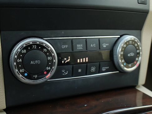 Used 2011 Mercedes-Benz GLK 350 4MATIC image 29